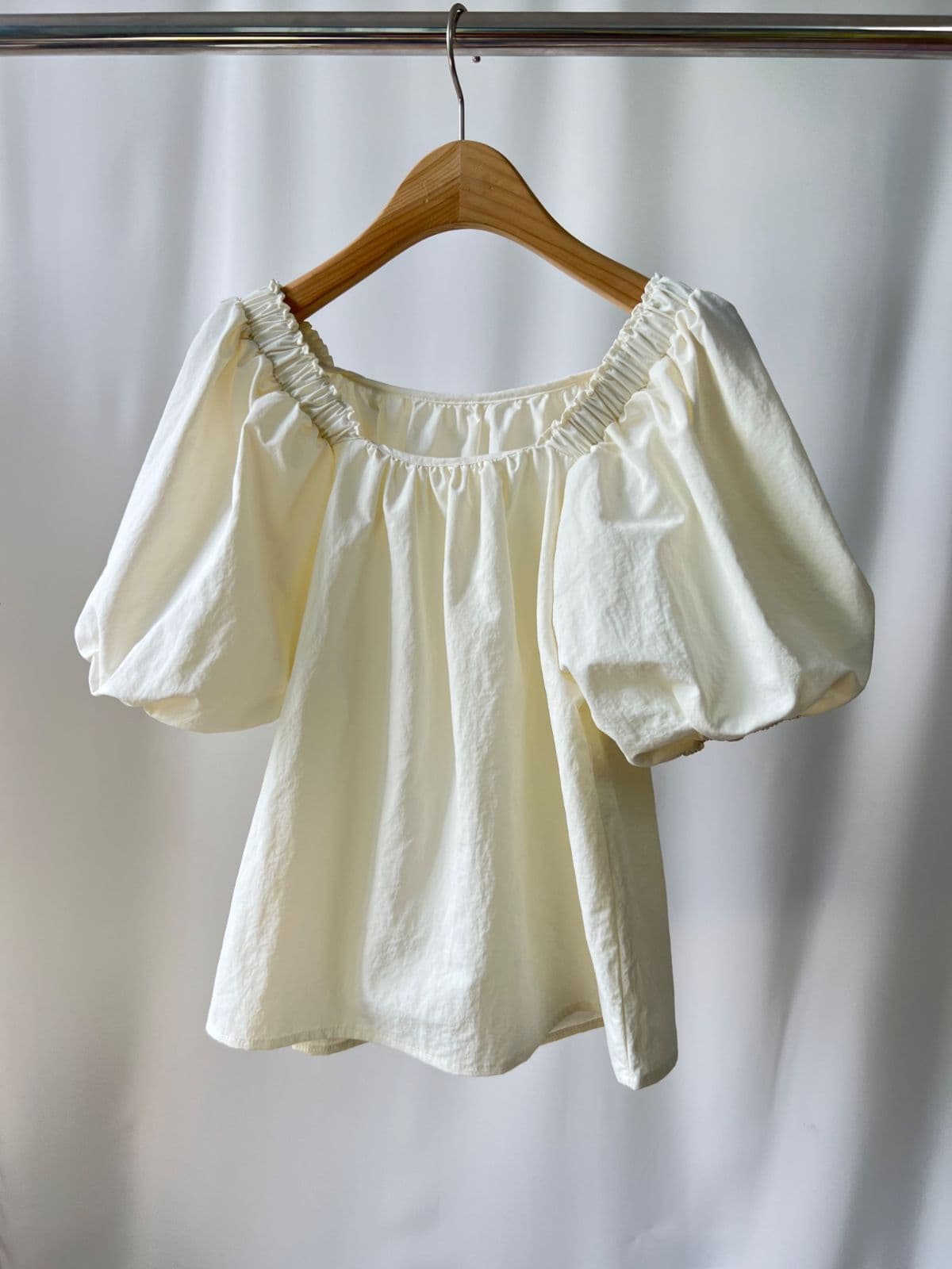 Banhae BL (Off-shoulder square neck shirred puff sleeve balloon sleeve nylon blouse) - 이미지 2