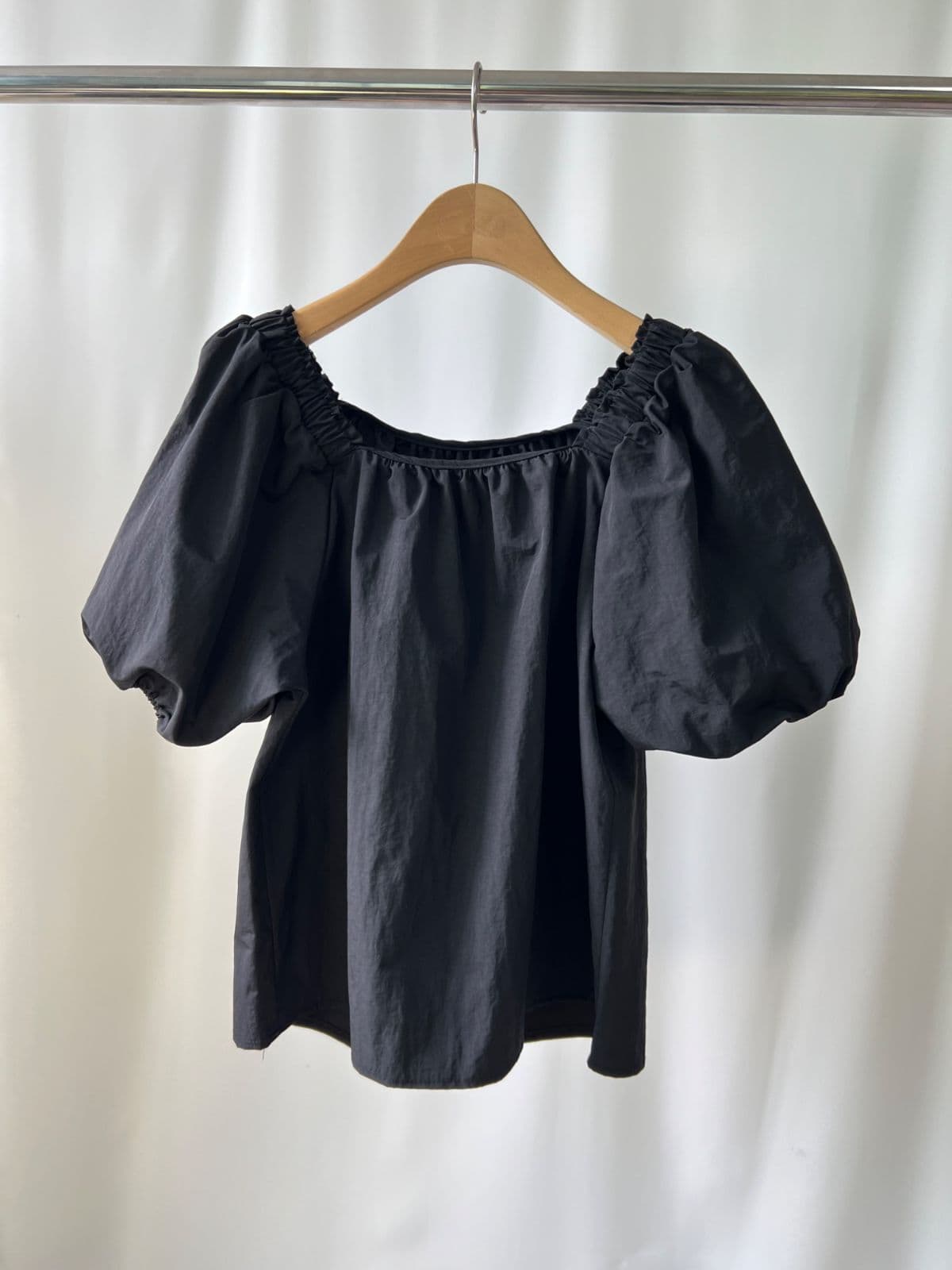 Banhae BL (Off-shoulder square neck shirred puff sleeve balloon sleeve nylon blouse) - 이미지 3