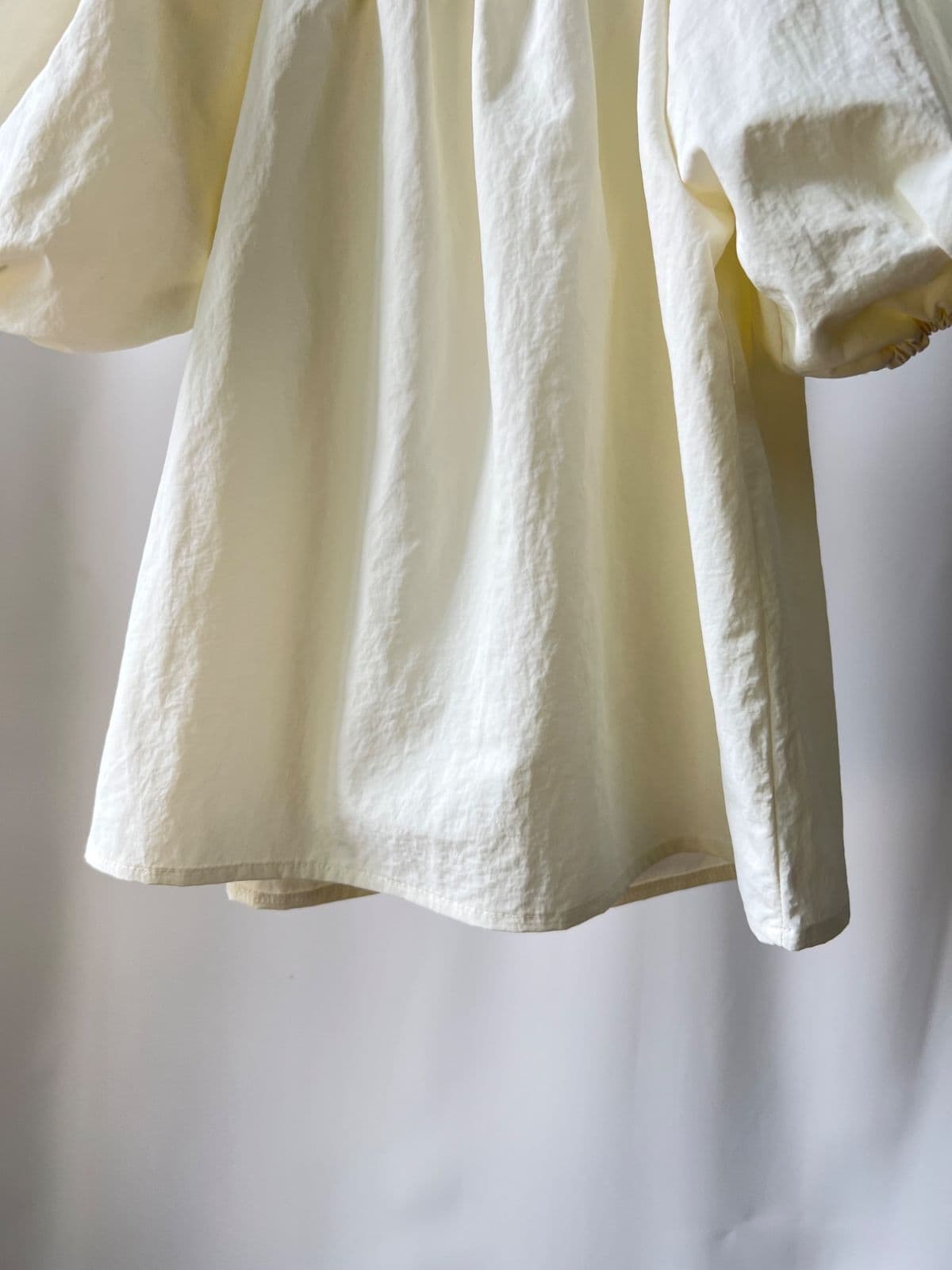 Banhae BL (Off-shoulder square neck shirred puff sleeve balloon sleeve nylon blouse) - 이미지 5