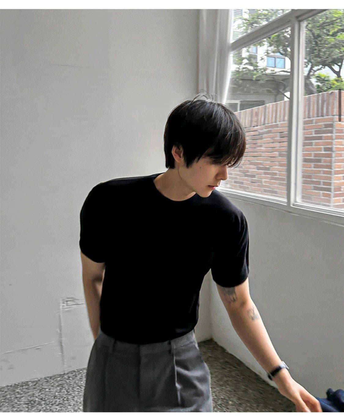 Muscle-fit wool round short-sleeve knit - 이미지 1