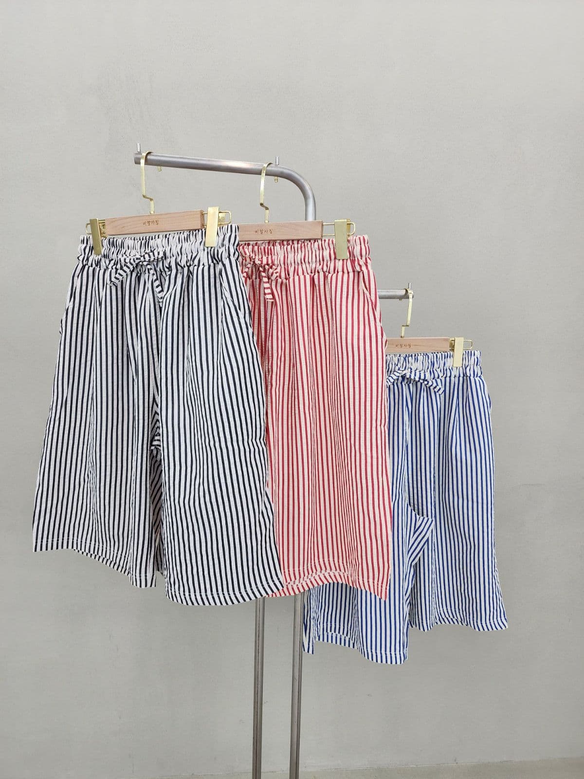 Striped Seersucker Shorts (Seersucker Stripe Elastic Waistband Pocket Wide Fit) - 이미지 17