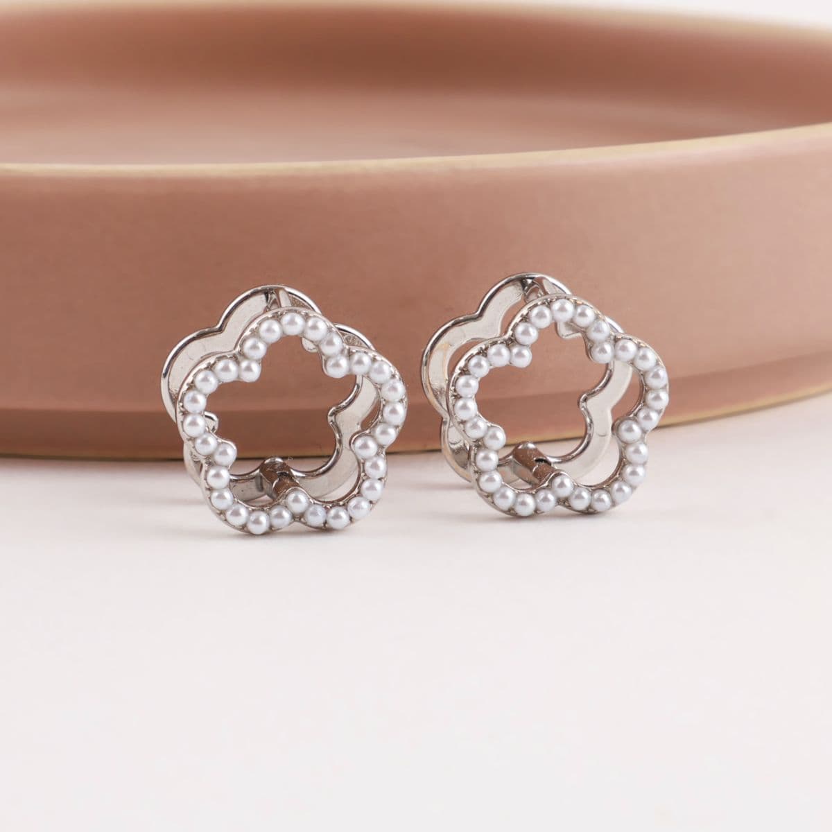 [Lan] Pearl Flower One-Touch Earrings - 이미지 1