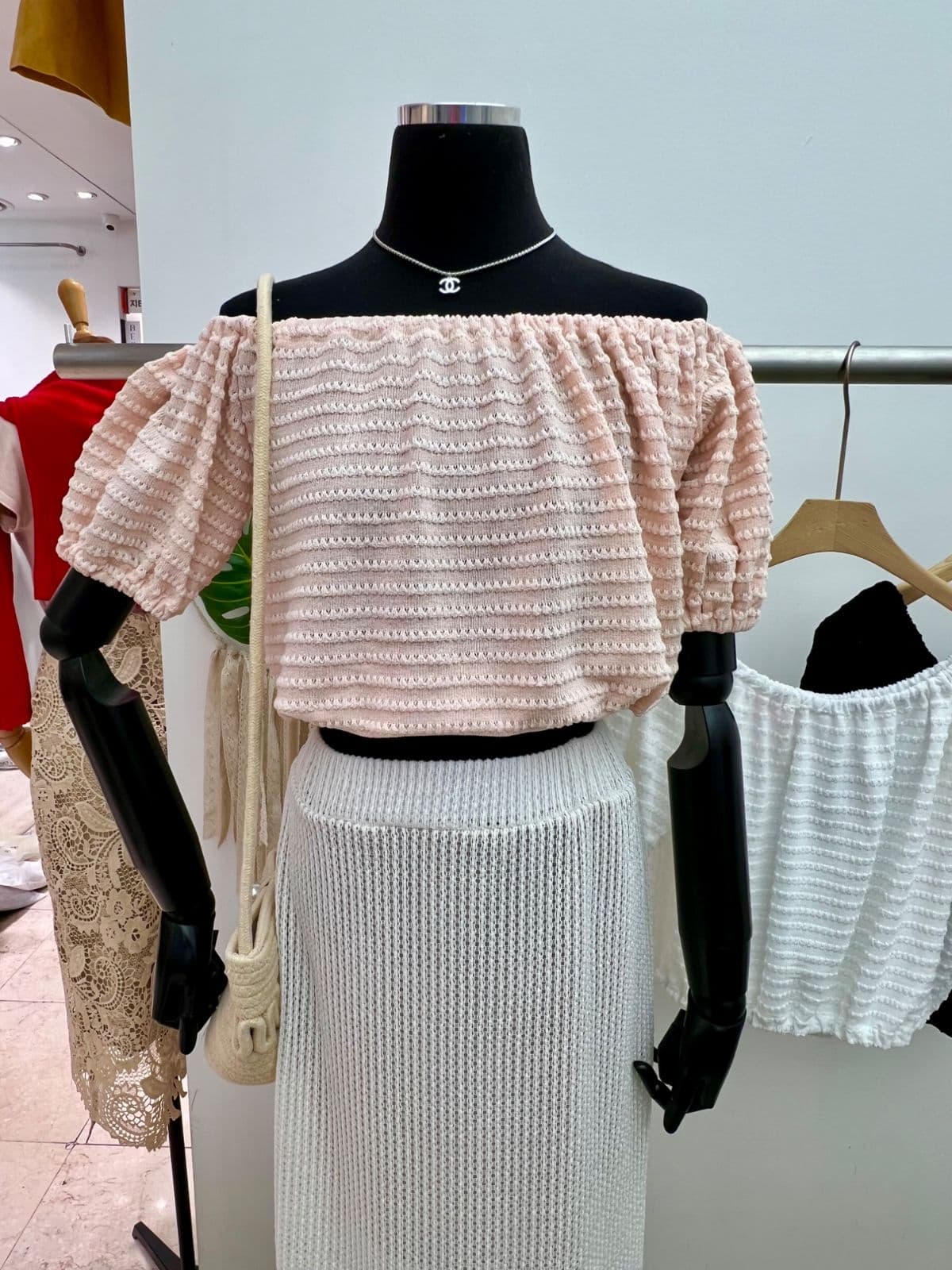 Beach of Shoulder T-shirt (Embossed Jacquard Knit Off-shoulder Puff Sleeve Cropped Short Sleeve Summer Knit) - 이미지 1