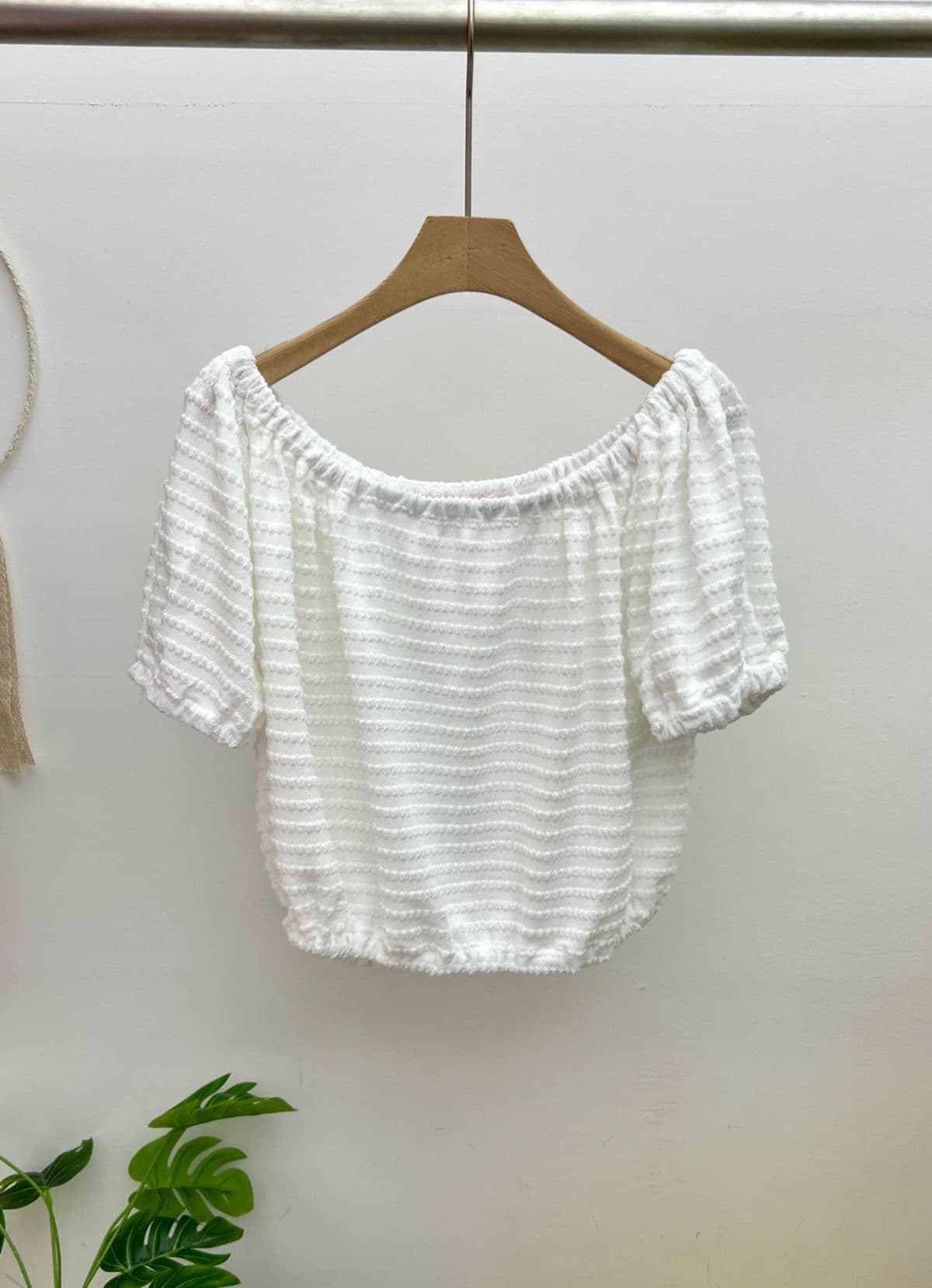 Beach of Shoulder T-shirt (Embossed Jacquard Knit Off-shoulder Puff Sleeve Cropped Short Sleeve Summer Knit) - 이미지 4