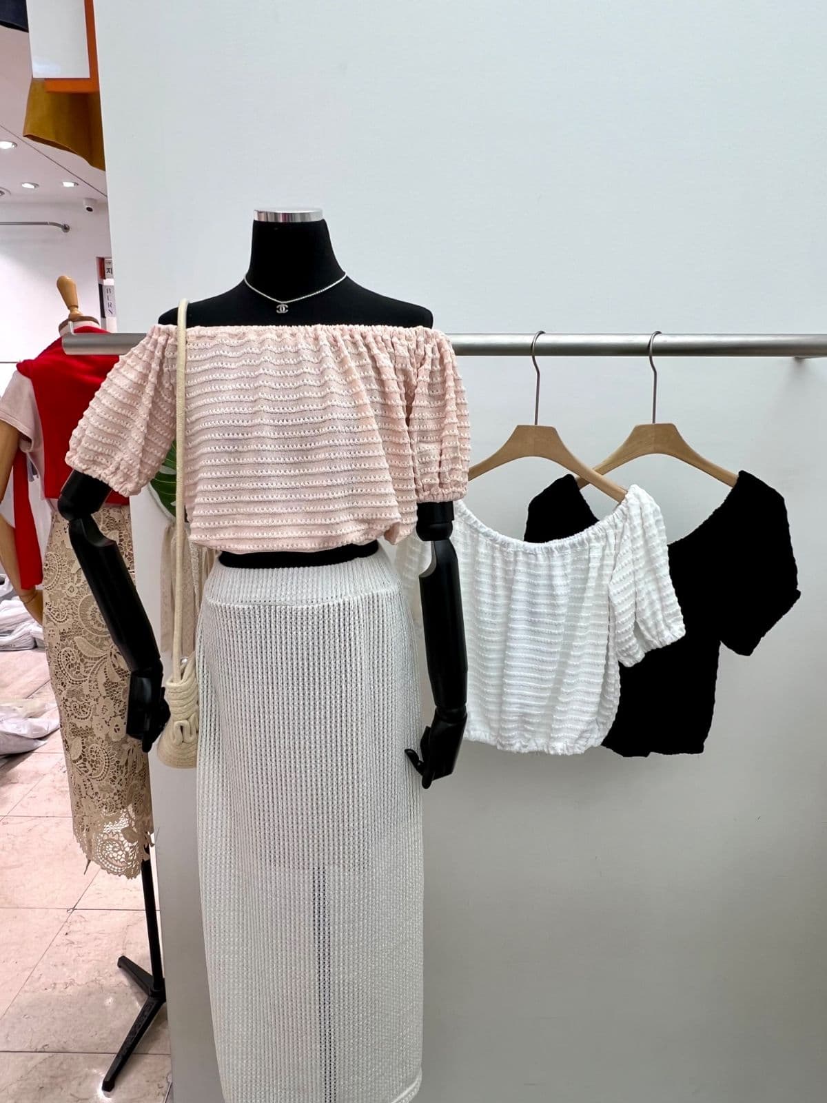 Beach of Shoulder T-shirt (Embossed Jacquard Knit Off-shoulder Puff Sleeve Cropped Short Sleeve Summer Knit) - 이미지 6