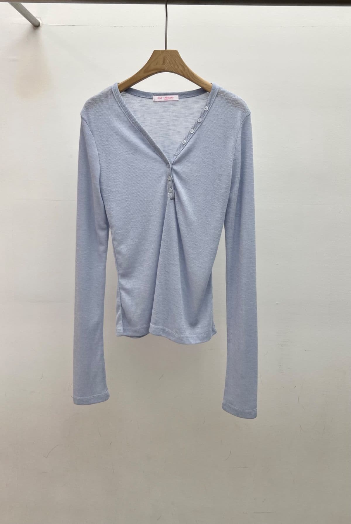 Loose V-neck T-shirt (See-through linen slub V-neck button long sleeve tee) - 이미지 3