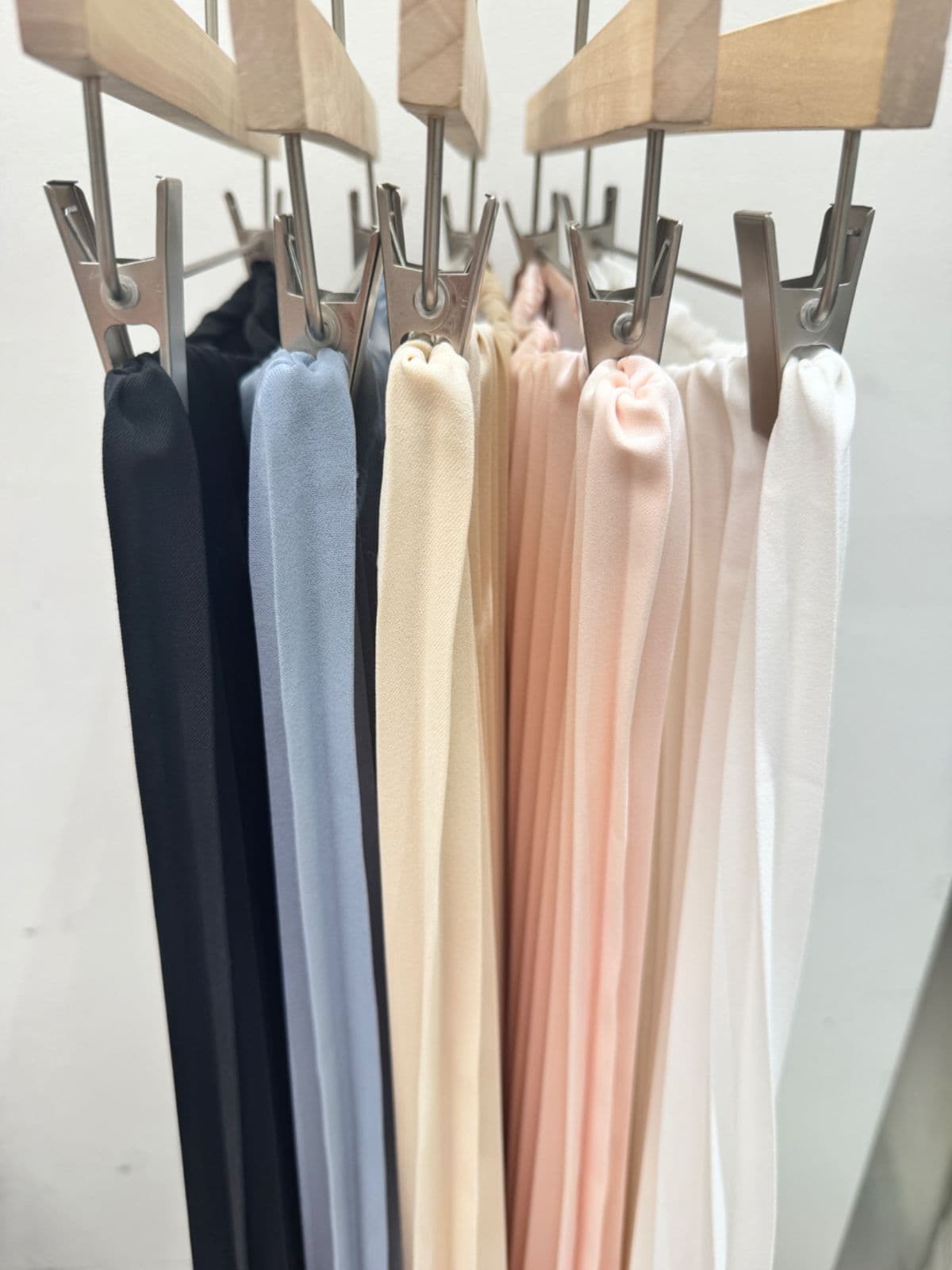 Pretzel Pants (Pleated Wide Pants with Flowy Inner Elastic Waist) - 이미지 14