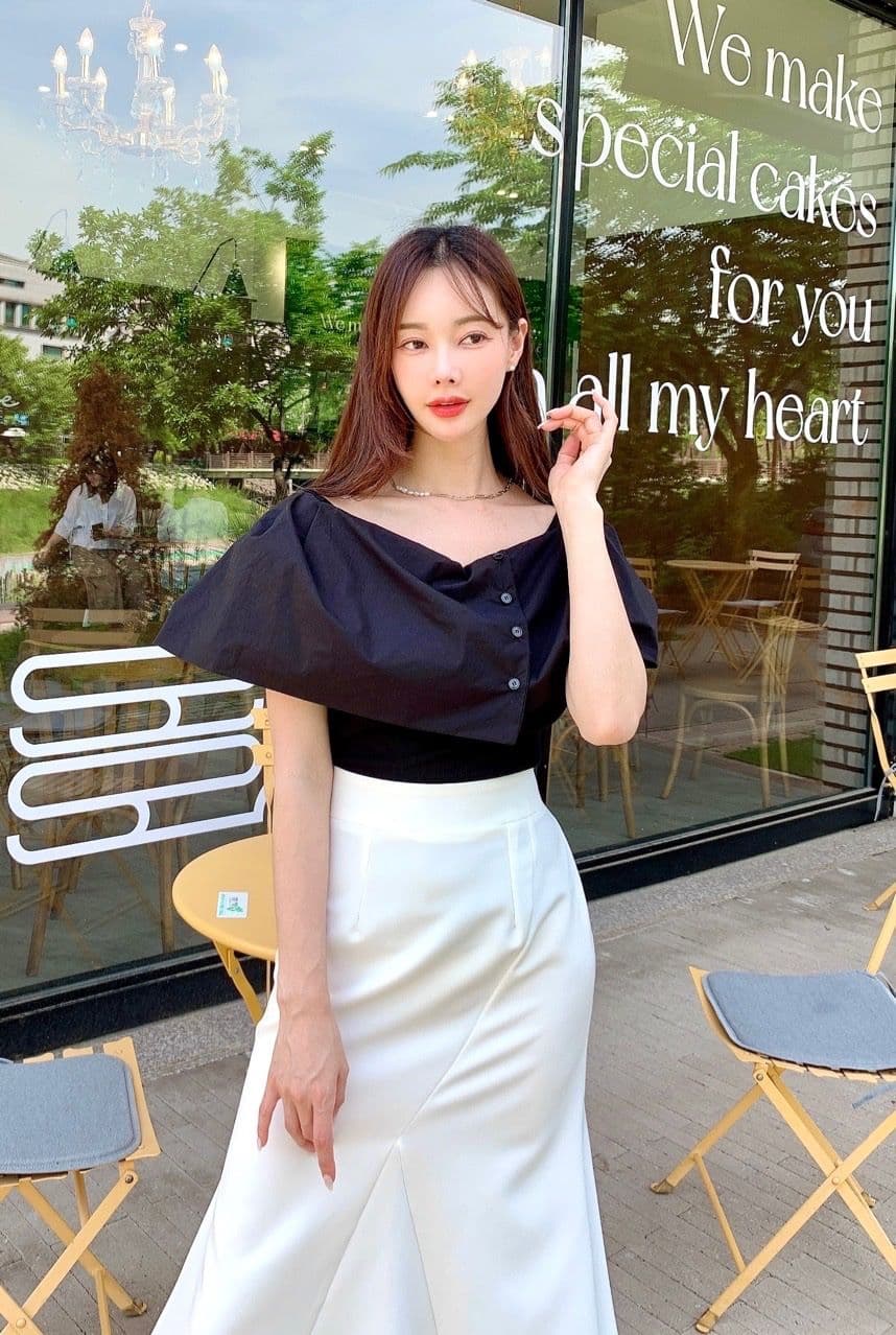 Short Cape T-shirt (Off-shoulder cape short-sleeve blouse with puff sleeves) - 이미지 8