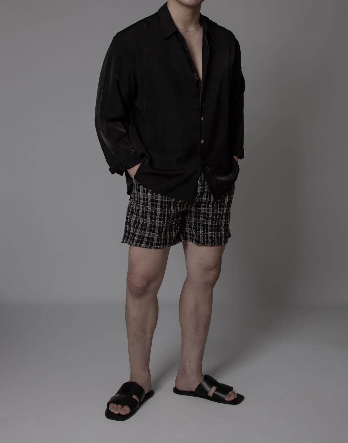 Black check textured elastic band shorts - 이미지 1
