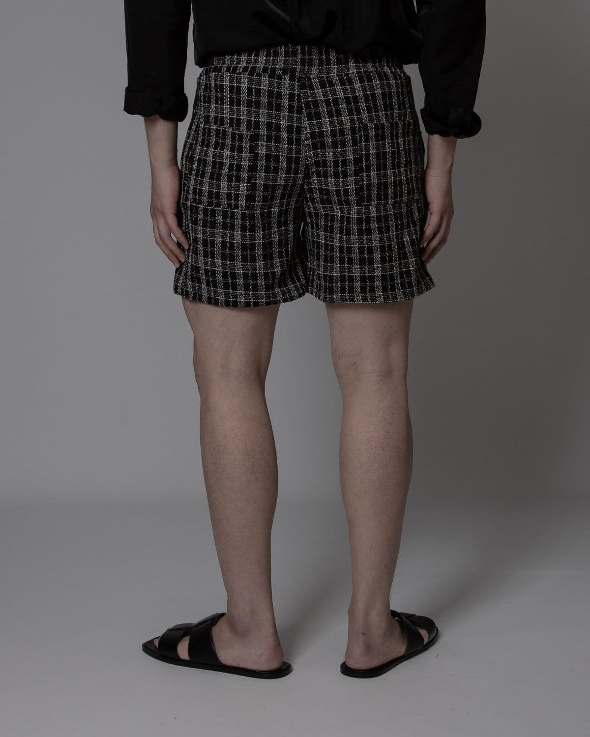 Black check textured elastic band shorts - 이미지 4