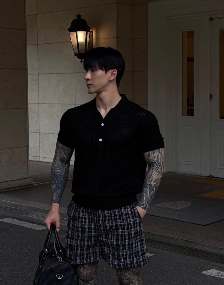 Black check textured elastic band shorts - 이미지 1