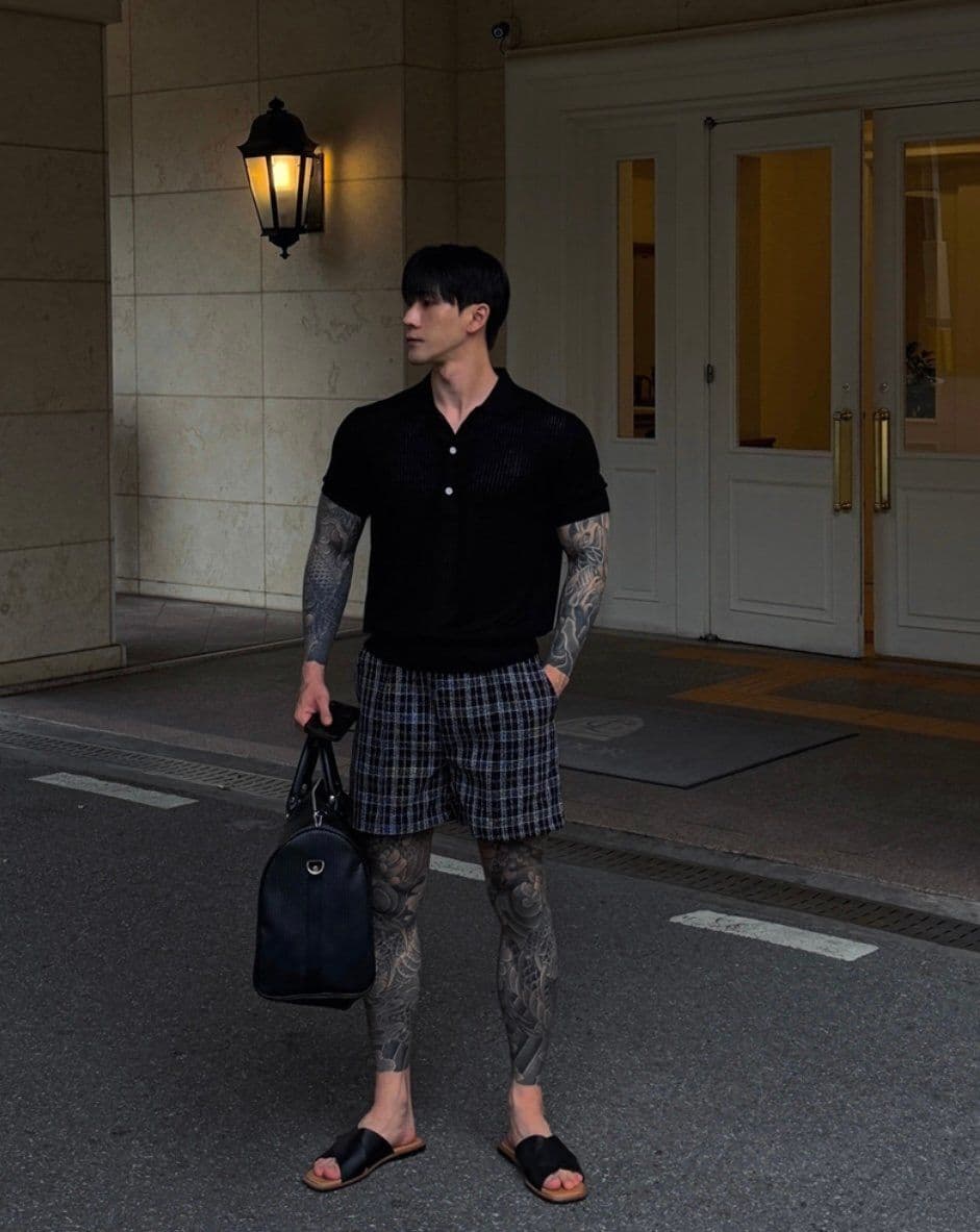 Black check textured elastic band shorts - 이미지 2
