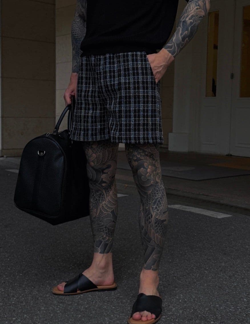 Black check textured elastic band shorts - 이미지 3