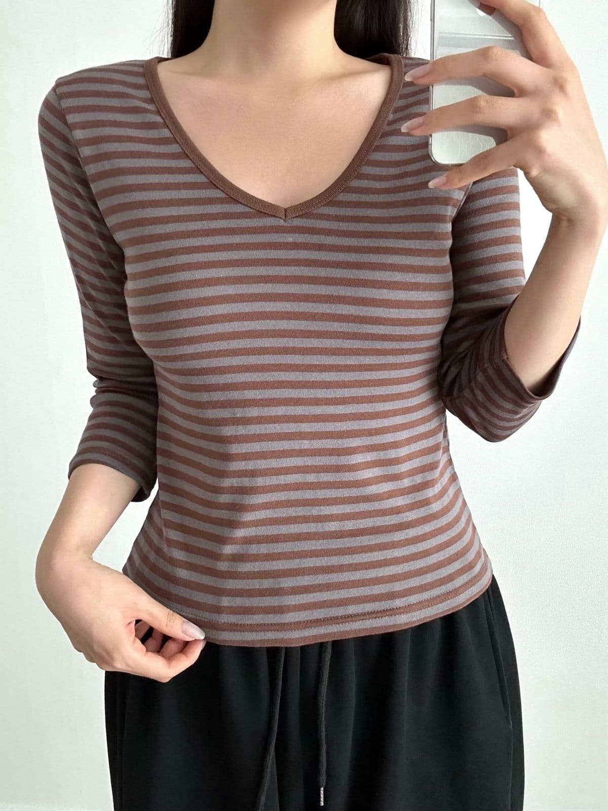 4 Seasons) Camel V-neck 3/4 Sleeve T-shirt - 이미지 2