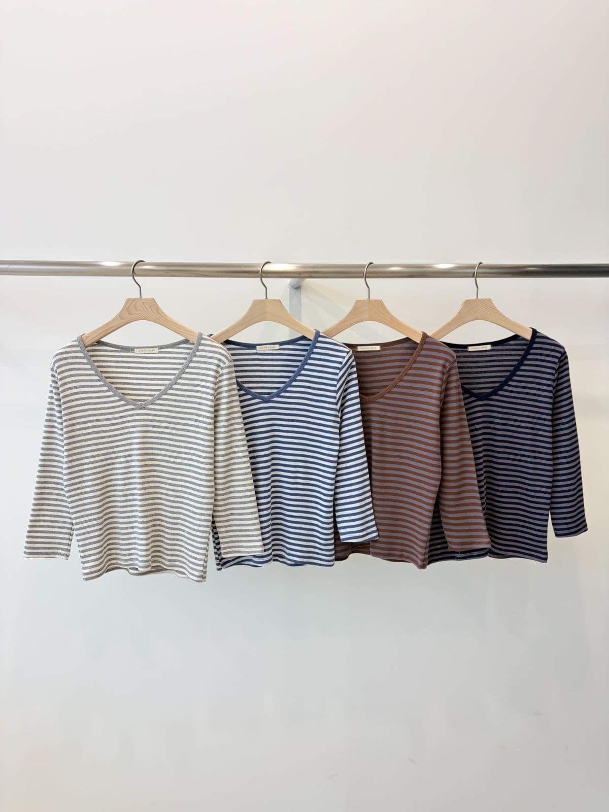 4 Seasons) Camel V-neck 3/4 Sleeve T-shirt - 이미지 3