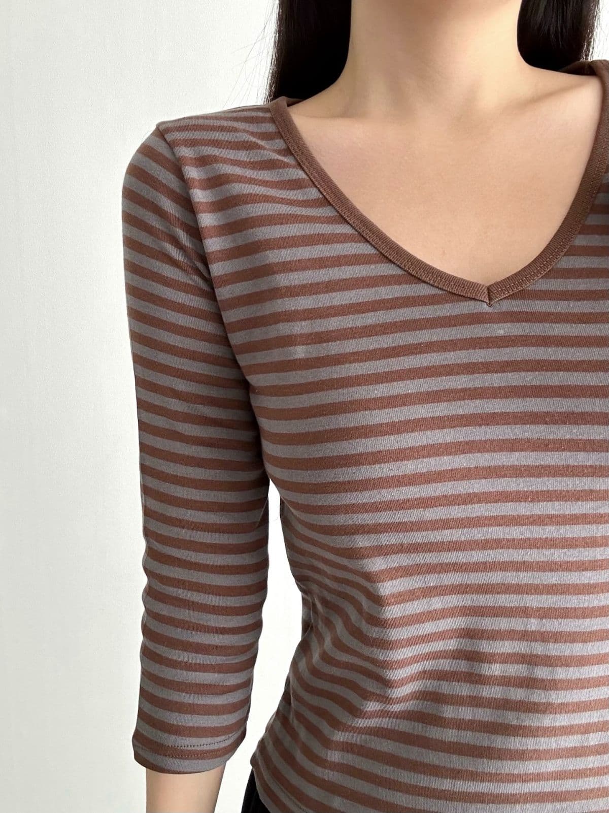 4 Seasons) Camel V-neck 3/4 Sleeve T-shirt - 이미지 5