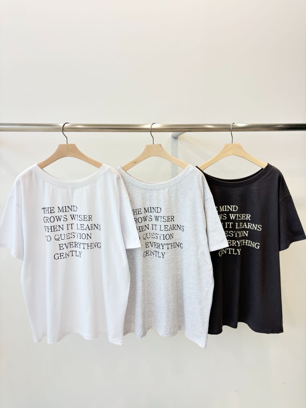 Derma In Off-Shoulder Short Sleeve T-shirt - 이미지 5