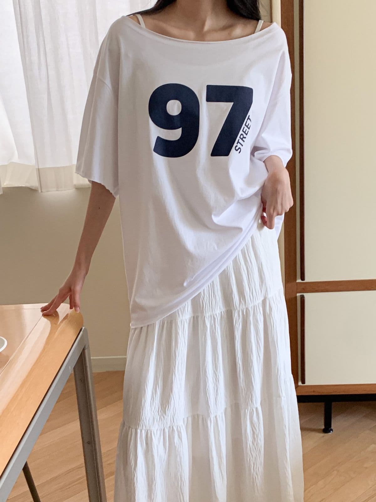 Street Off-Shoulder Boxy Short Sleeve T-Shirt - 이미지 4