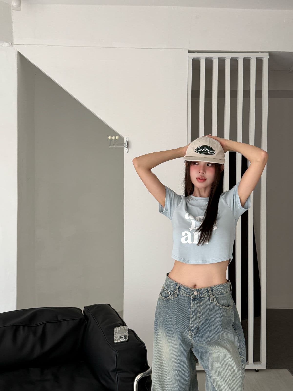 Art T-shirt with rolled-up short sleeves - 이미지 3