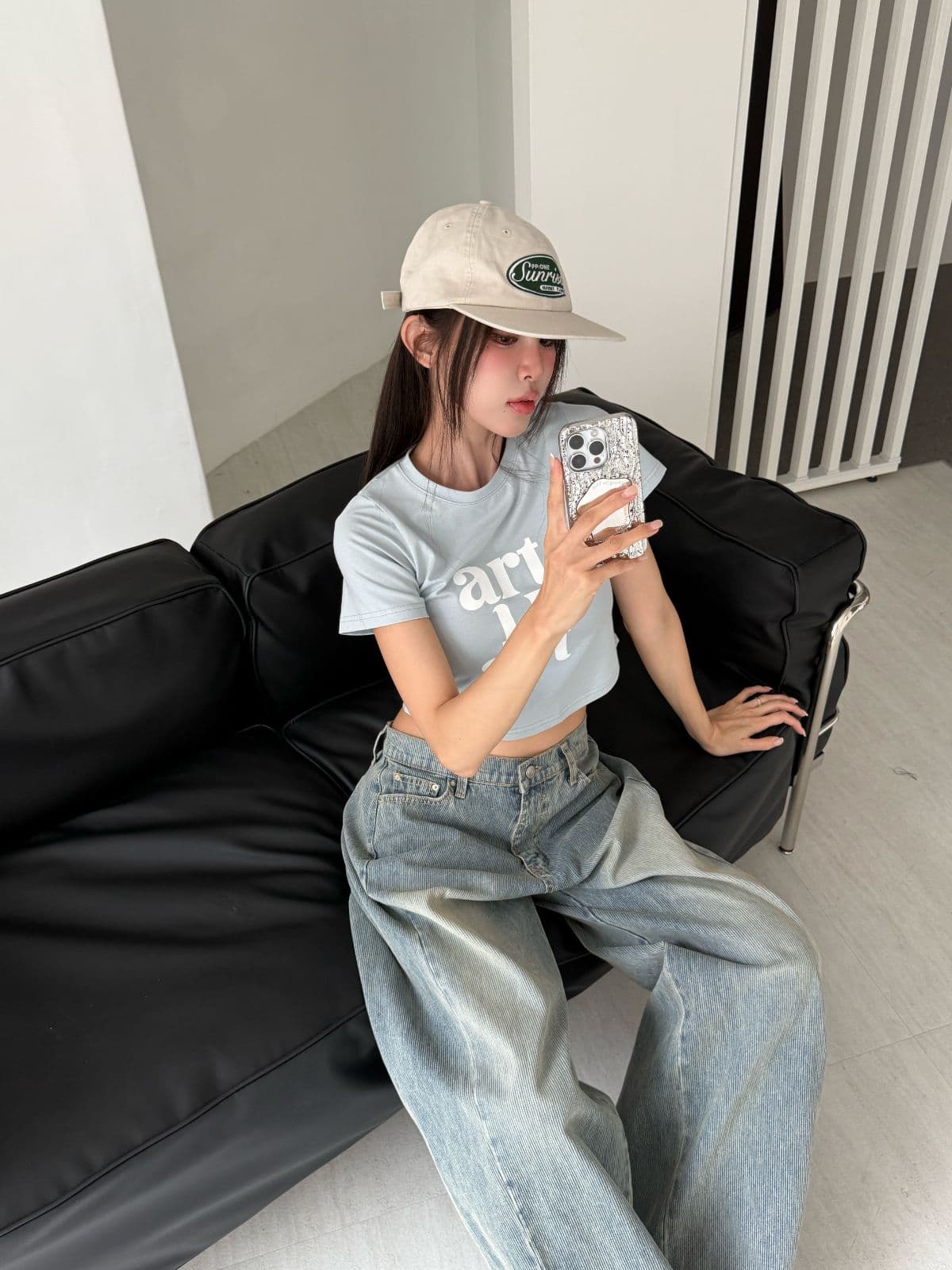 Art T-shirt with rolled-up short sleeves - 이미지 5