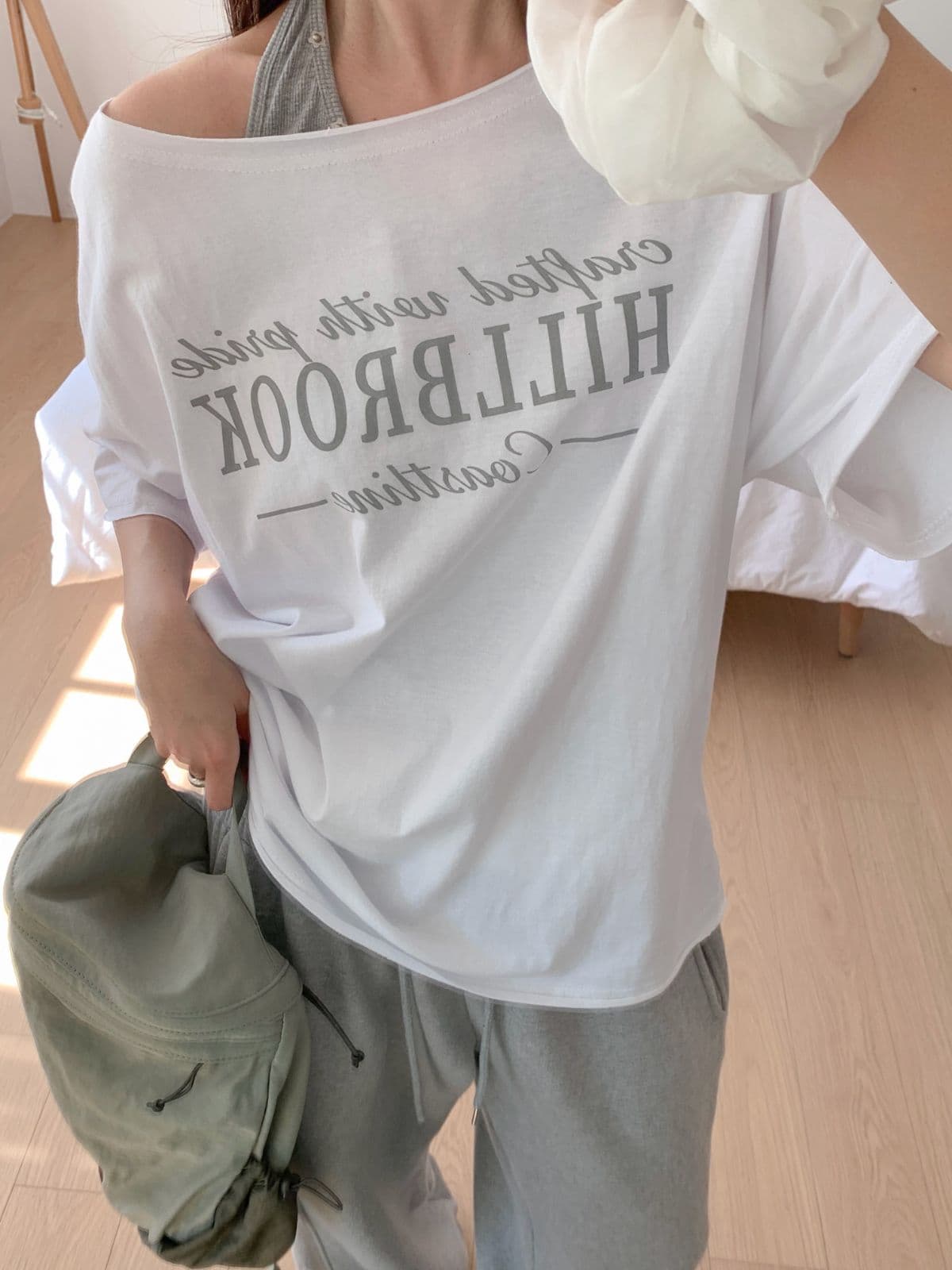 Hillbrook Off-Shoulder Boxy Short Sleeve - 이미지 3