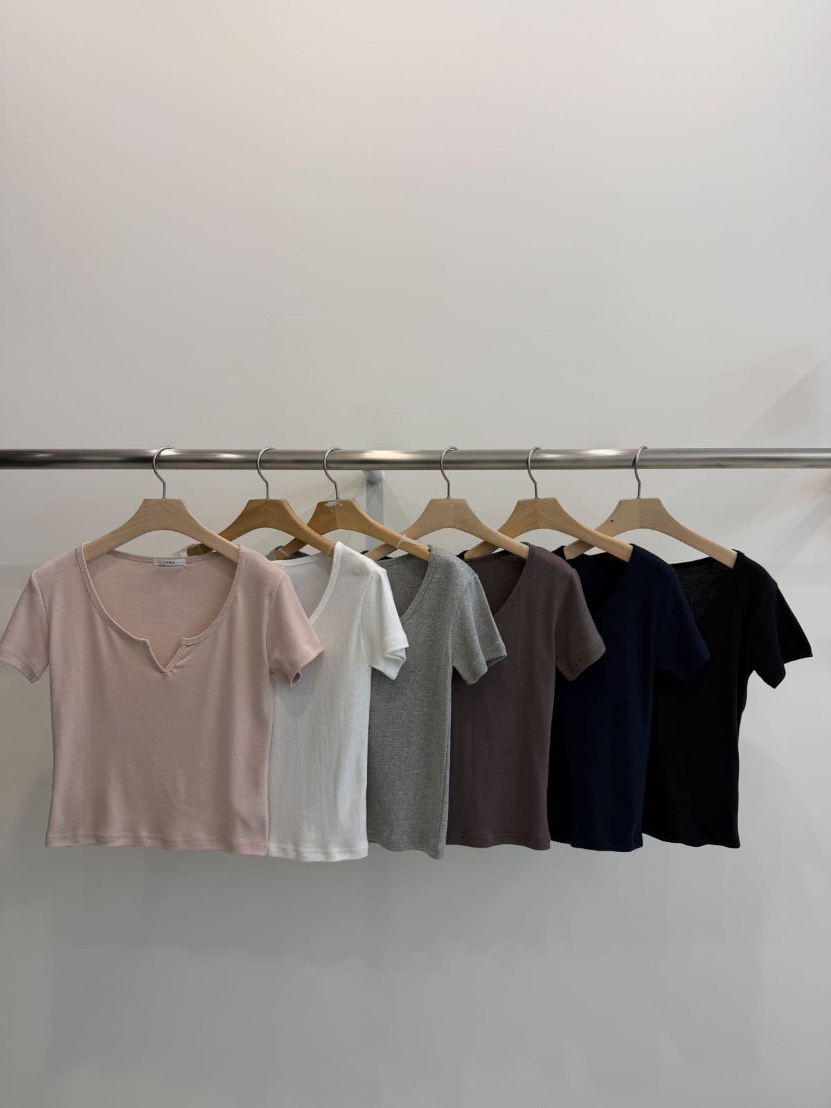 Y-slit short sleeve T-shirt - 이미지 1