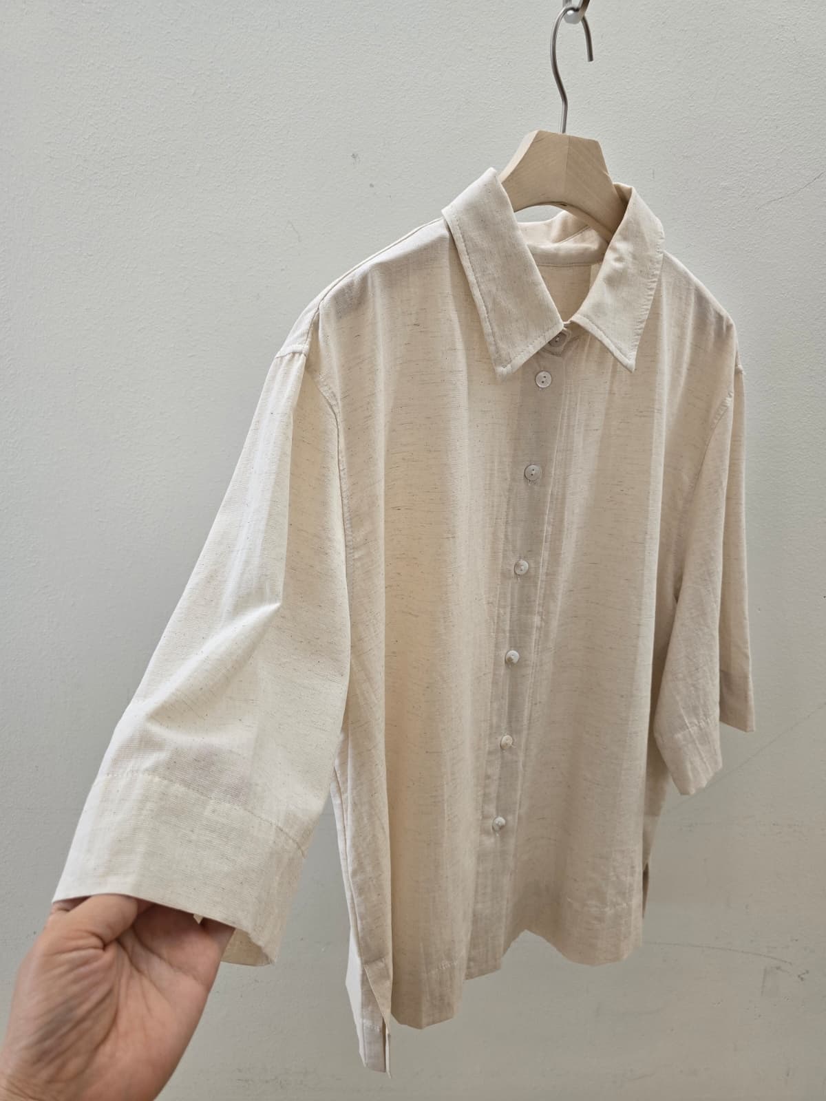 Loose-fit open-collar 3/4 sleeve shirt blouse - 이미지 4