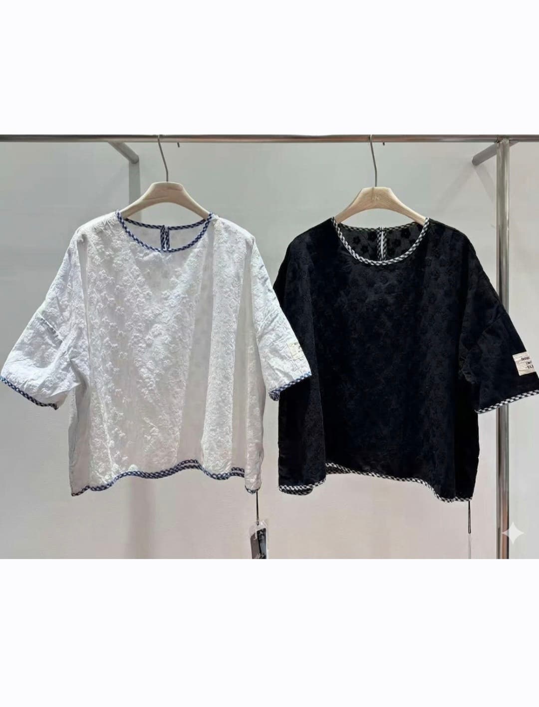 7 Flower Jacquard Contrast Trimmed Loose Fit Short Sleeve Blouse - 이미지 1