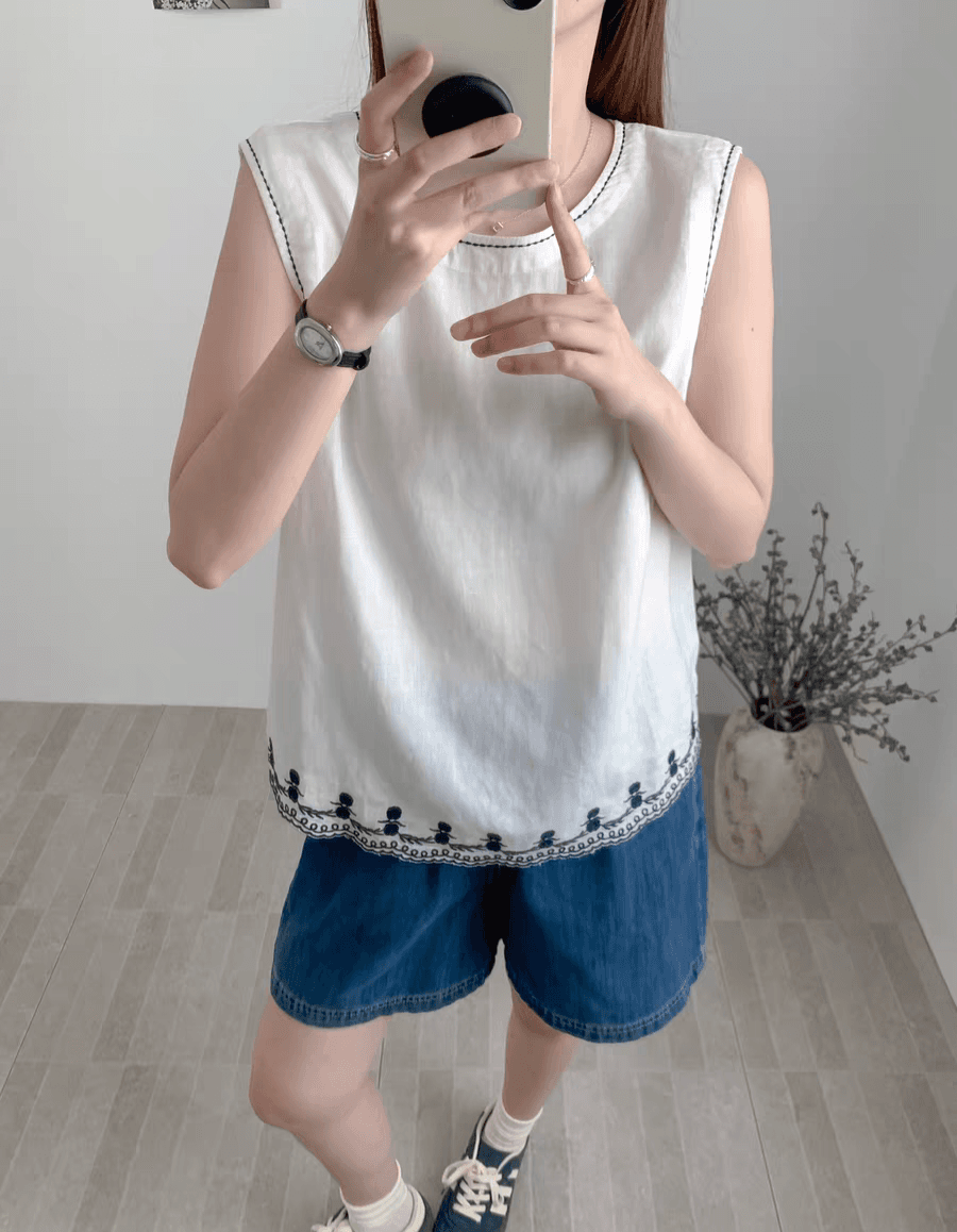 Rose embroidered hemline sleeveless blouse - 이미지 3