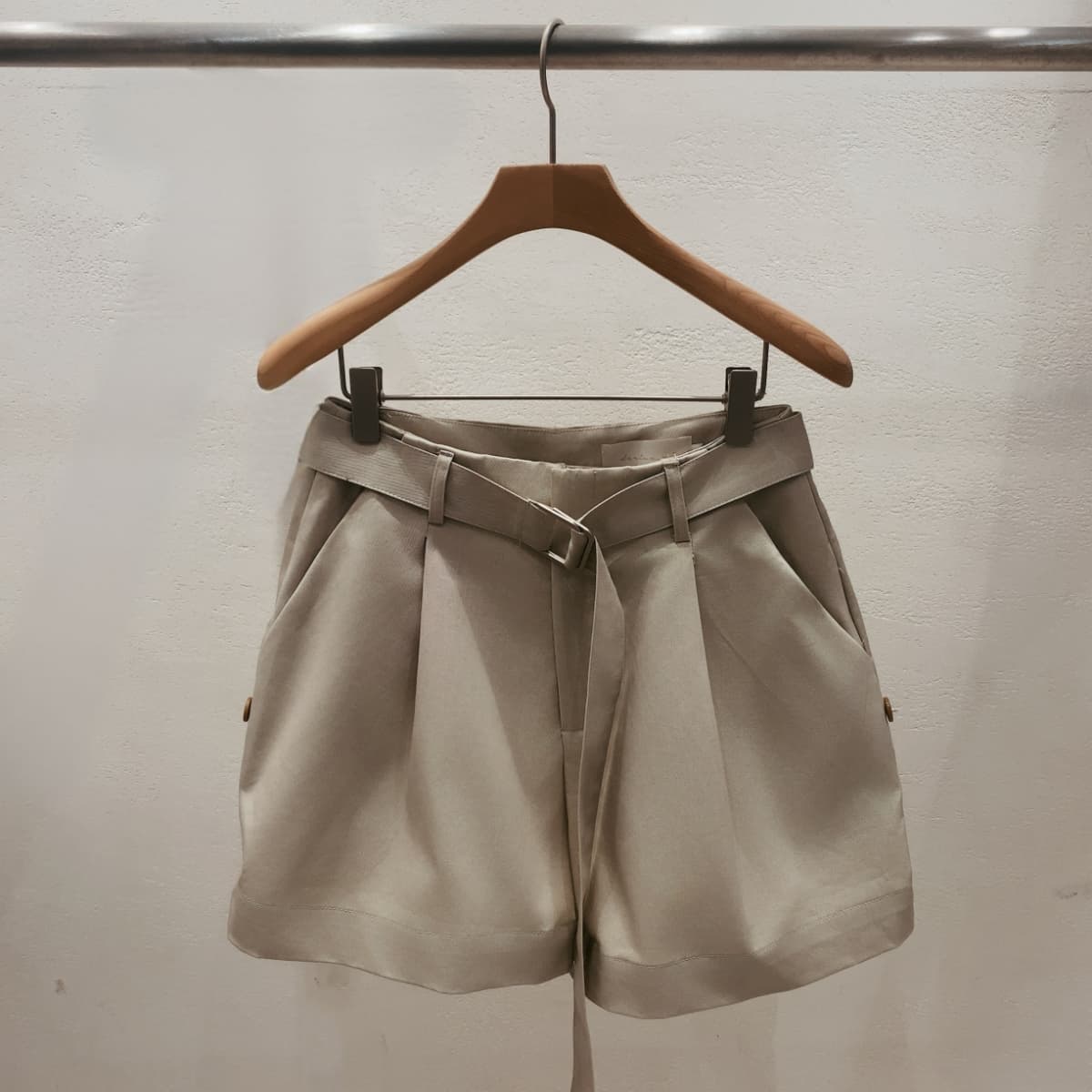 High-waisted pintuck roll-up cotton shorts - 이미지 10