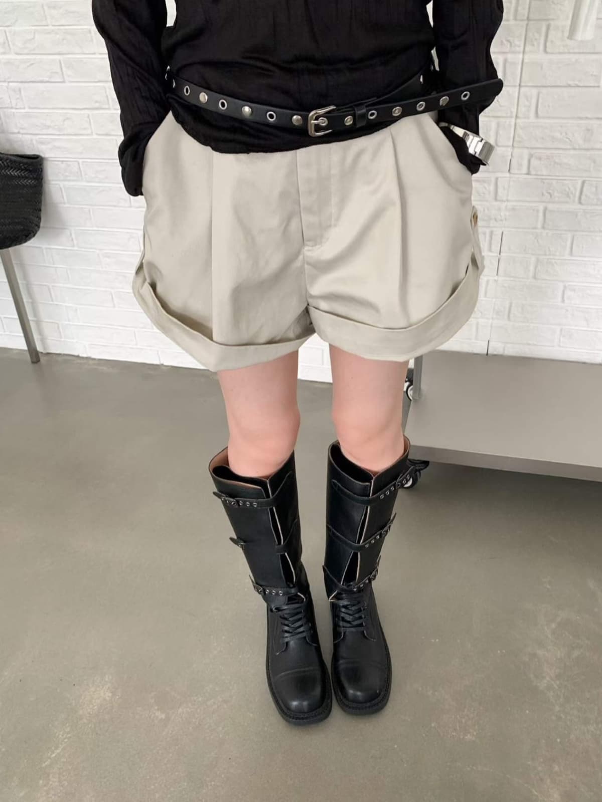 High-waisted pintuck roll-up cotton shorts - 이미지 2