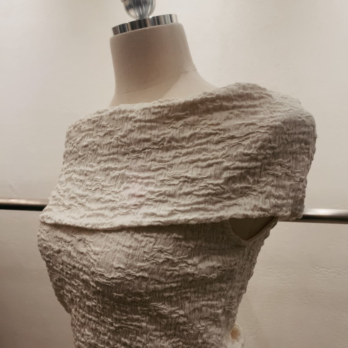 Off-shoulder wrinkle slim short-sleeve top - 이미지 9