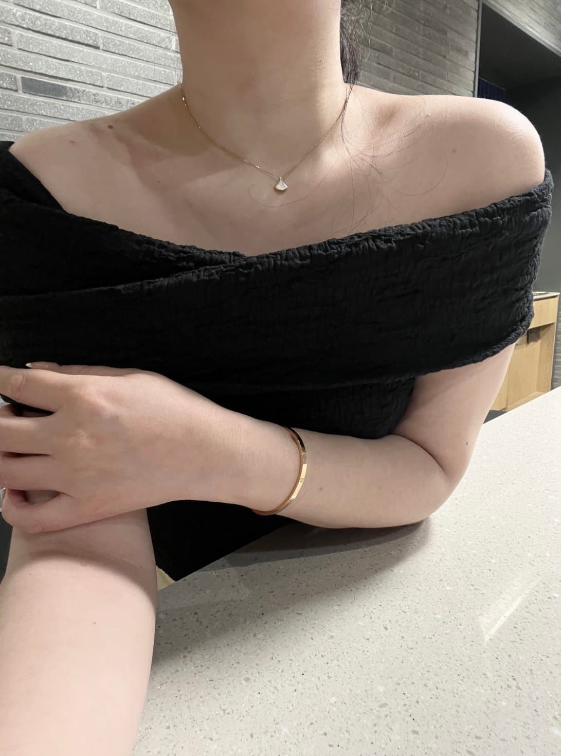 Off-shoulder wrinkle slim short-sleeve top - 이미지 5