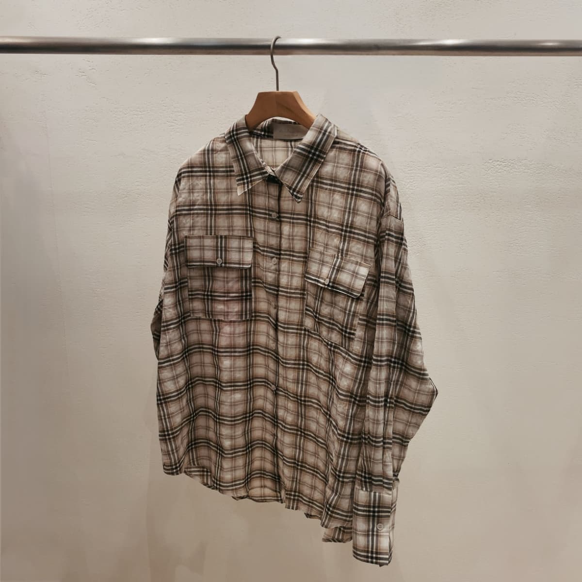 Beige check oversized pocket shirt - 이미지 16
