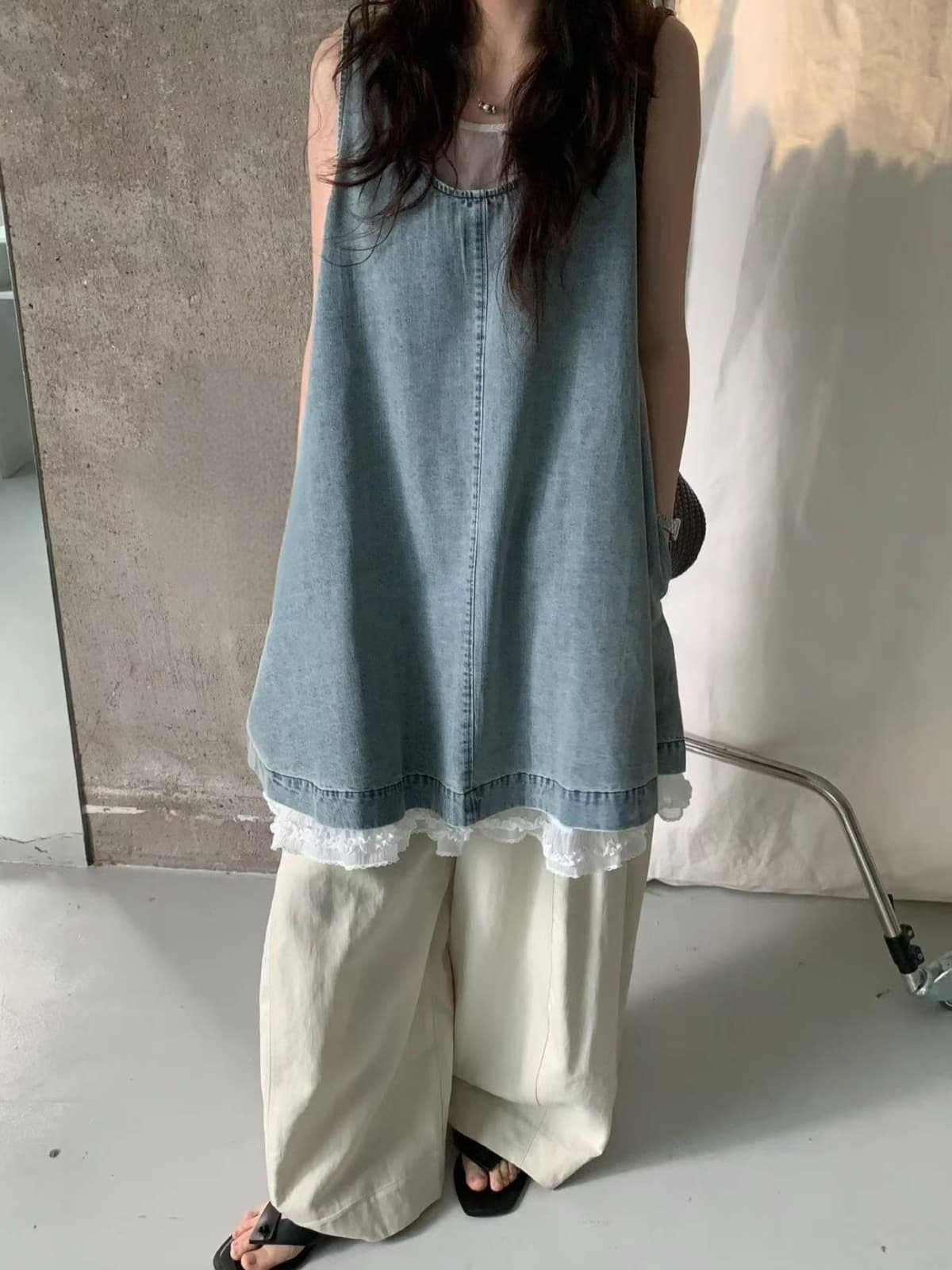 Lace-layered denim sleeveless mini dress - 이미지 4