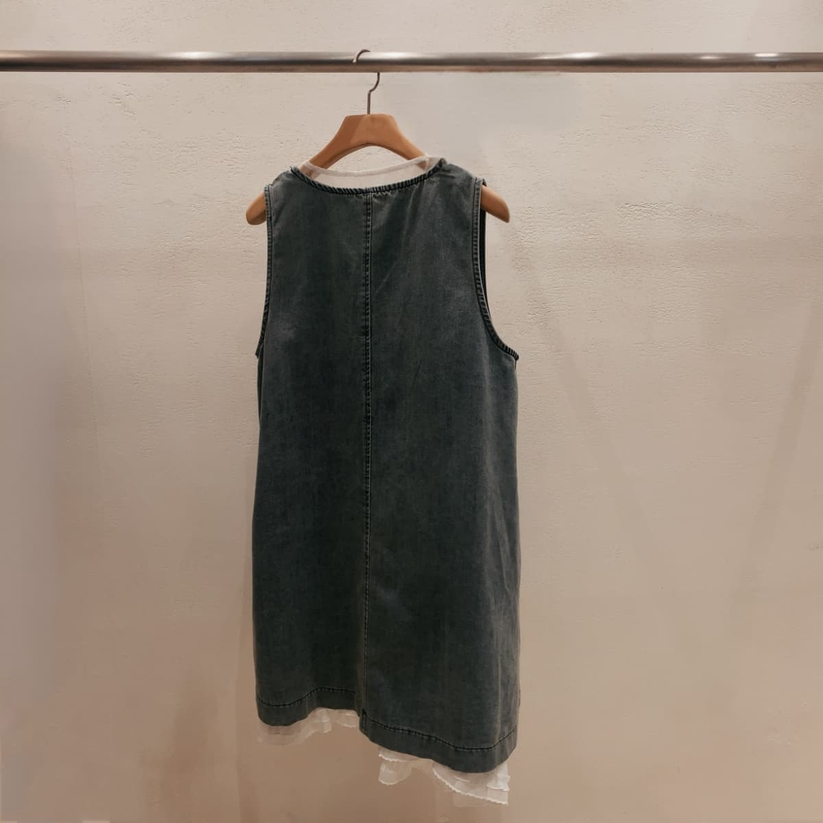 Lace-layered denim sleeveless mini dress - 이미지 7