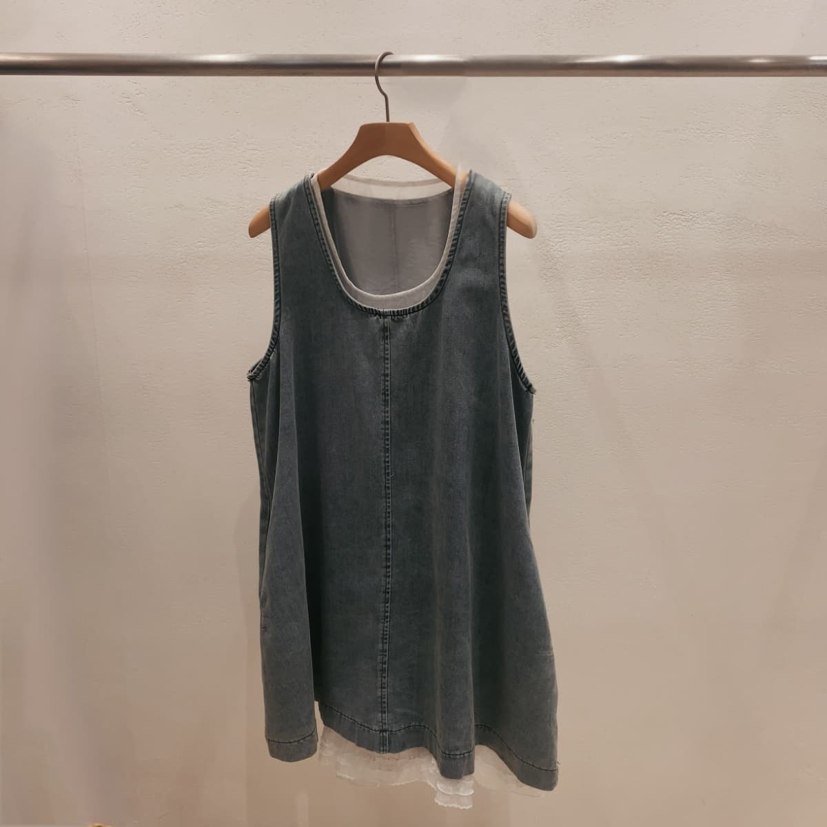Lace-layered denim sleeveless mini dress - 이미지 6