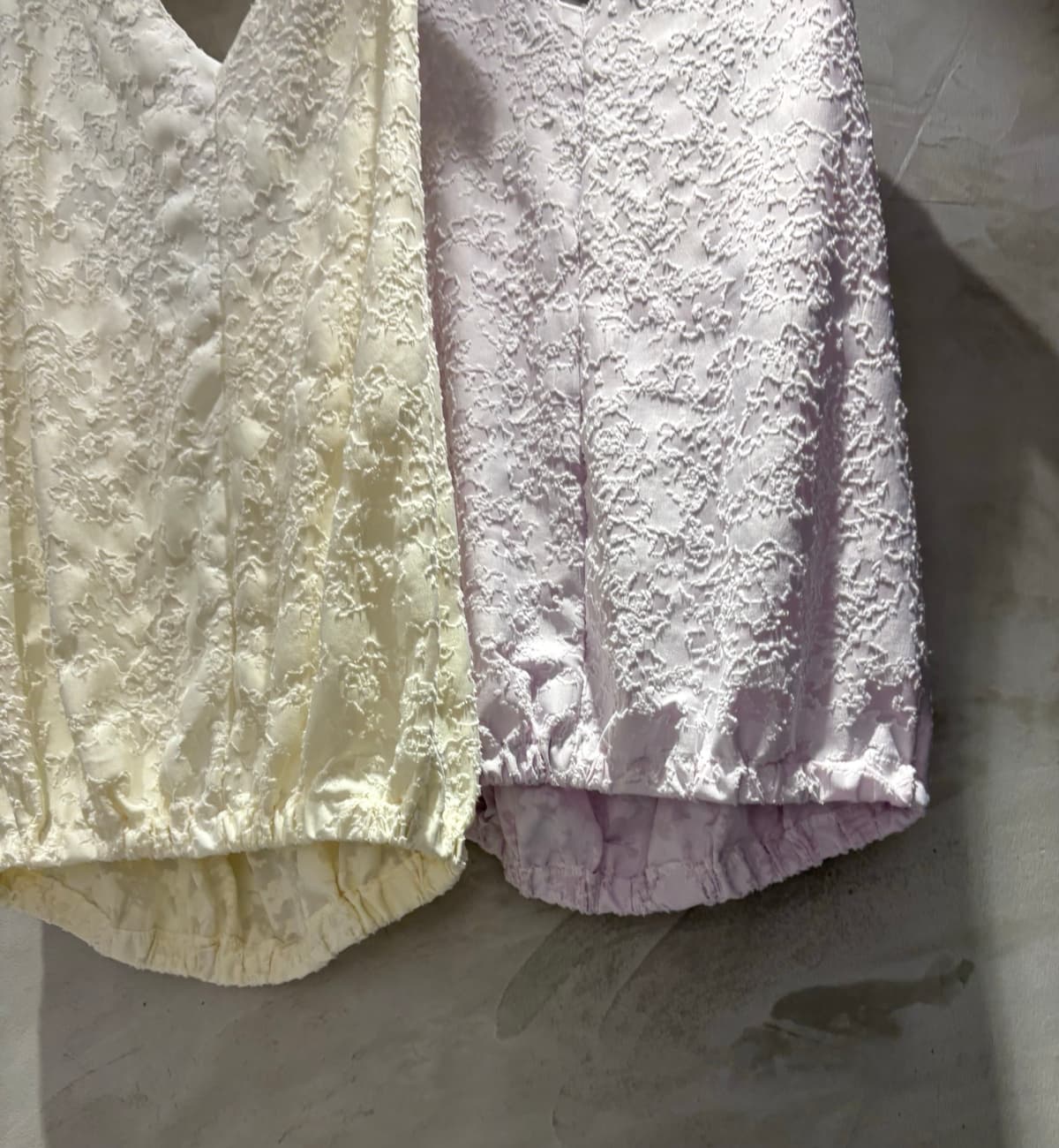 Chloe Halterneck Embossed Flower Jacquard V-Neck Sleeveless Blouse - 이미지 2