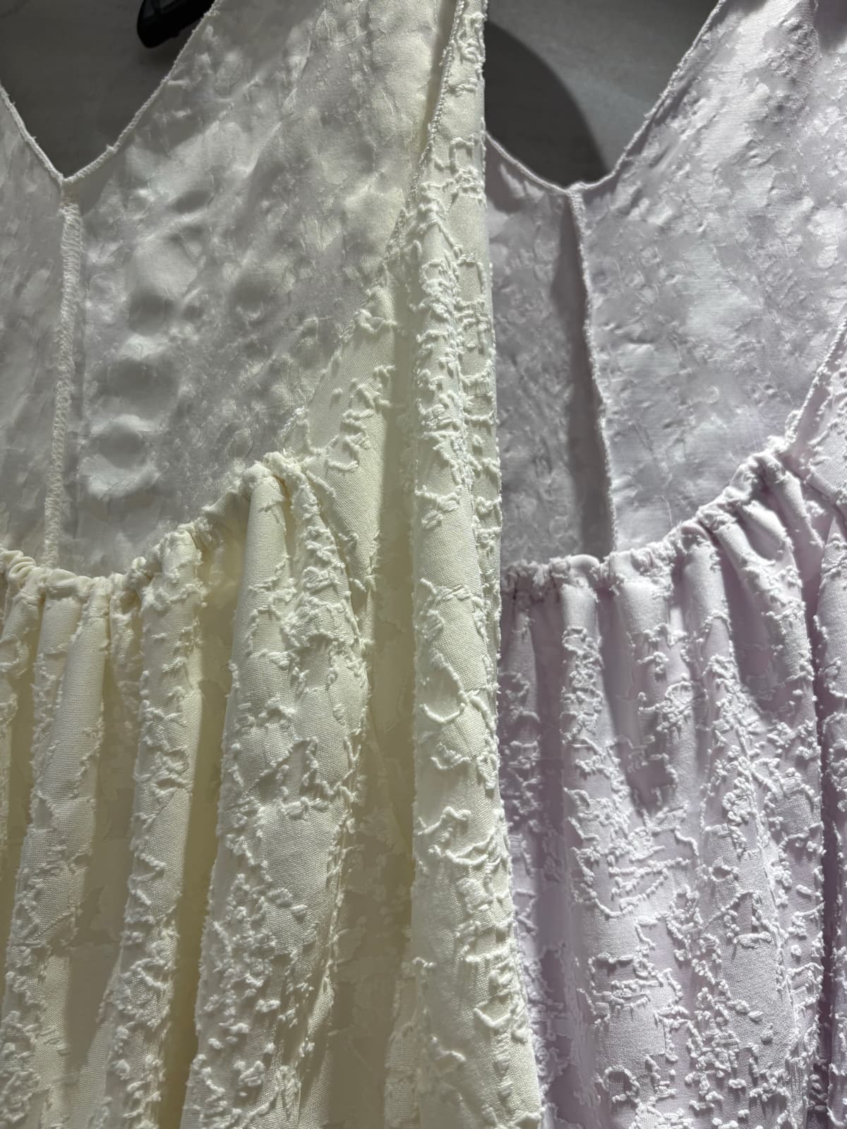 Chloe Halterneck Embossed Flower Jacquard V-Neck Sleeveless Blouse - 이미지 7
