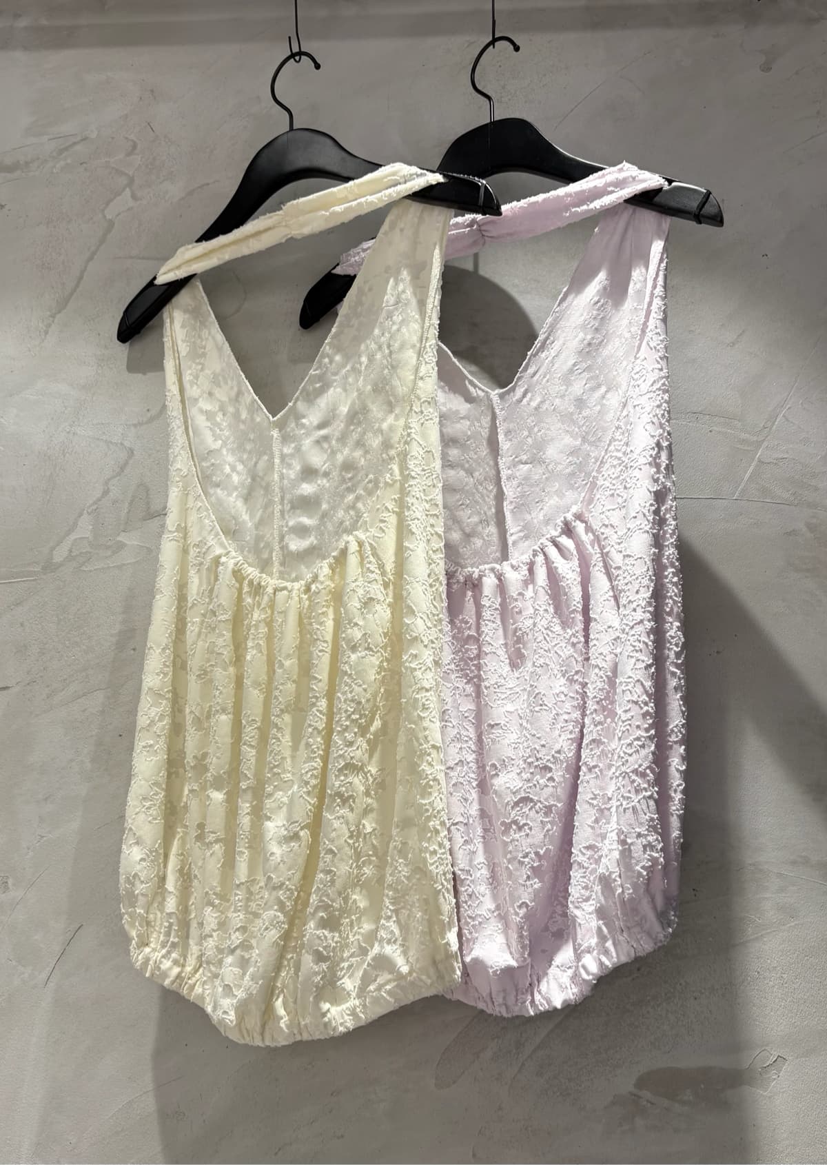 Chloe Halterneck Embossed Flower Jacquard V-Neck Sleeveless Blouse - 이미지 5