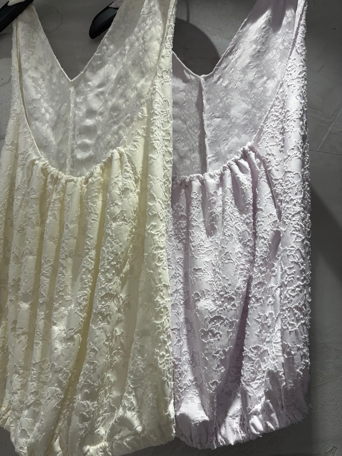 Chloe Halterneck Embossed Flower Jacquard V-Neck Sleeveless Blouse - 이미지 6