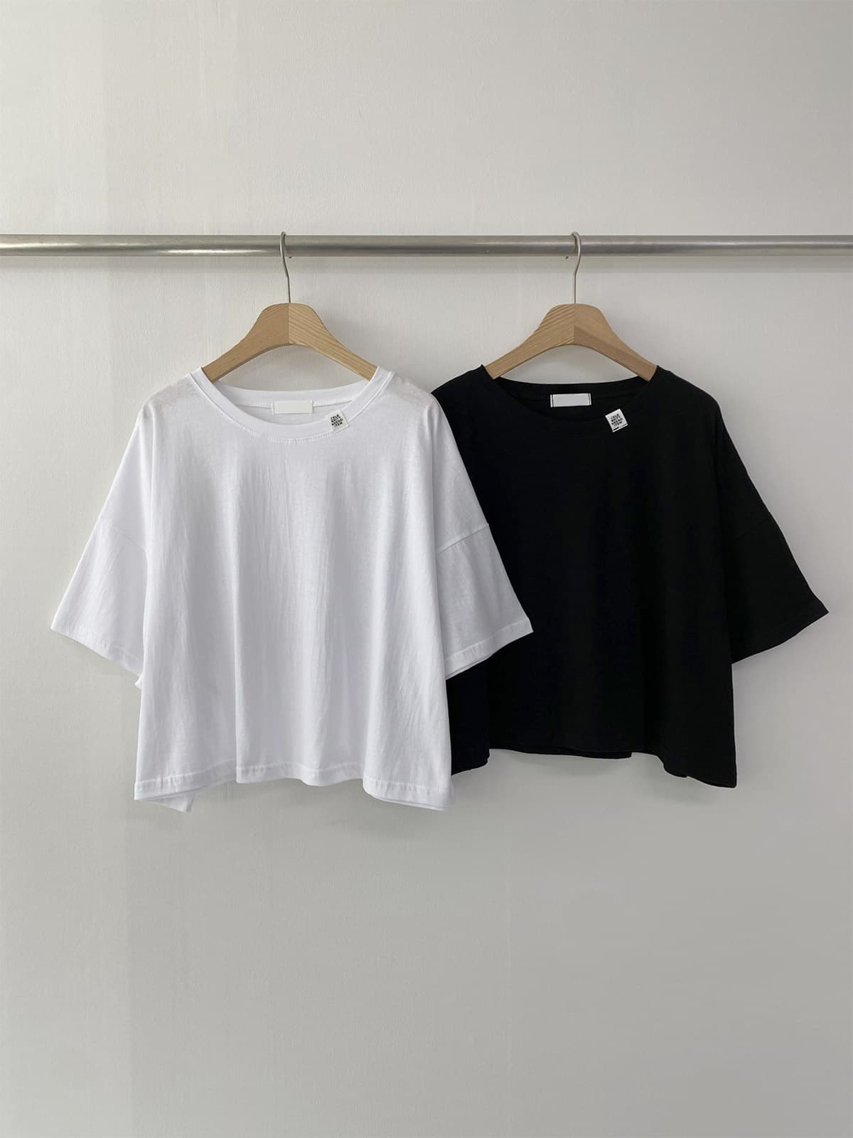 Label Crop Top (Boxy fit, daily look, loose fit, point label, effortless chic) - 이미지 12