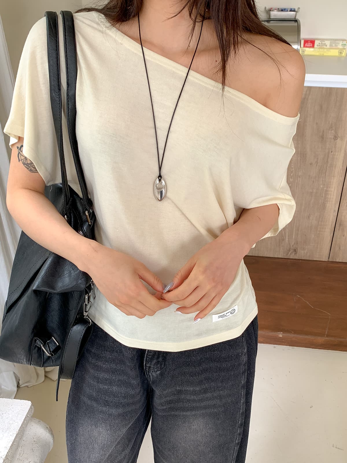 Bright Shoulder T-shirt (Summer T-shirt, Delicate Fit, Shoulder Neck, Flowy Spandex) - 이미지 1