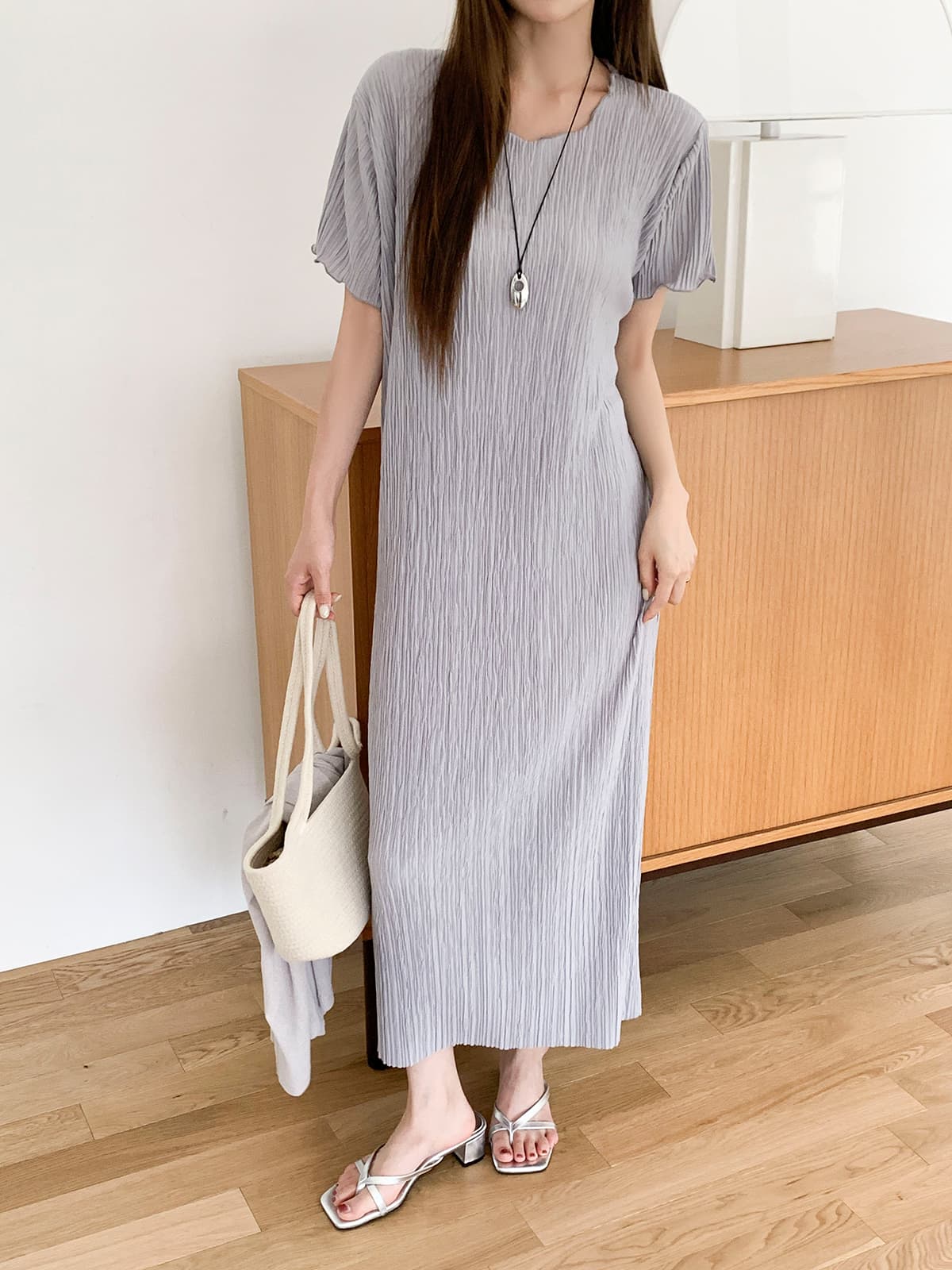 Latte Pleated Dress (Pleated Dress, Long Pleated Dress, Body Shape Coverage) - 이미지 1