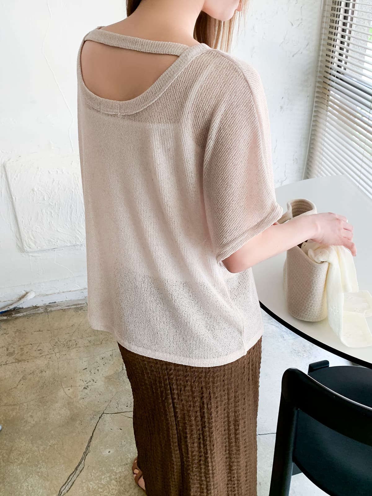 Linen Back Slit T-shirt (Short Sleeve Knit Diagonal See-through Semi-Loose Fit) - 이미지 2