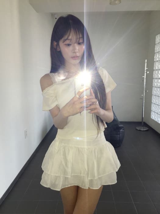 Lace one-shoulder crop top - 이미지 3