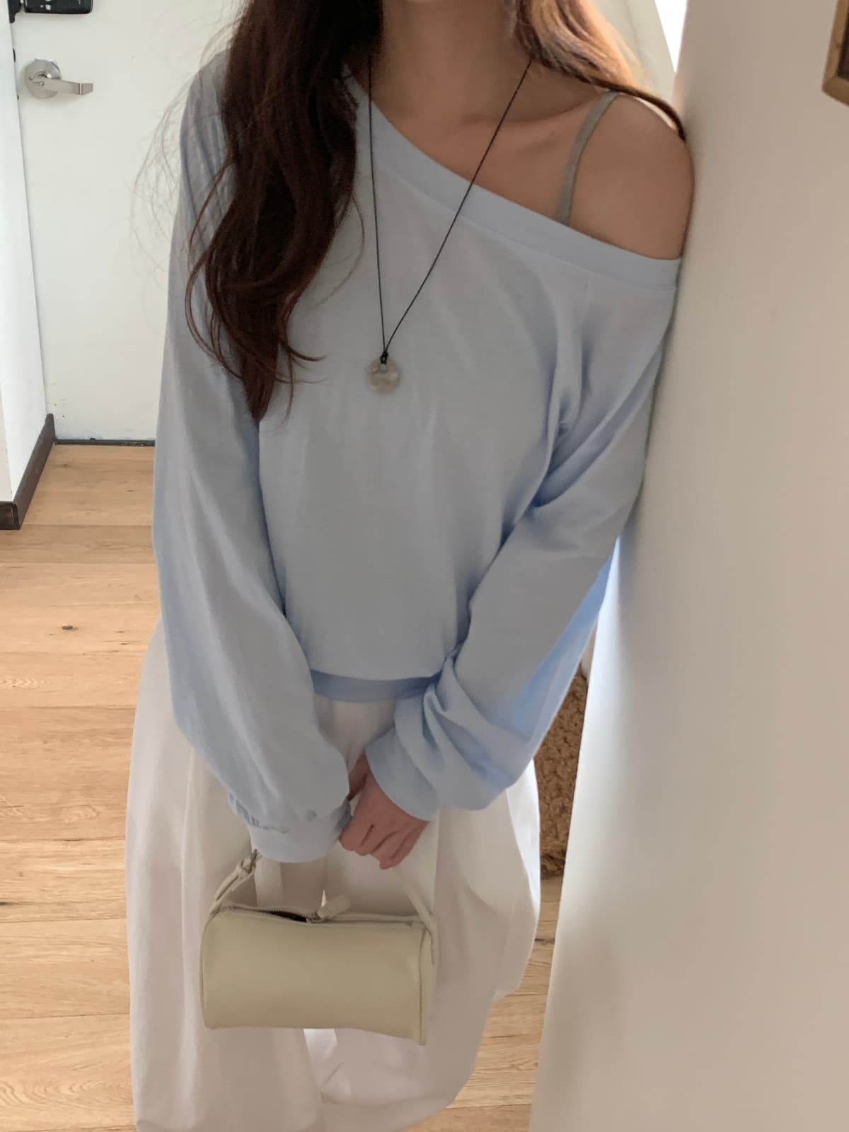 One-shoulder sleeve t-shirt - 이미지 5