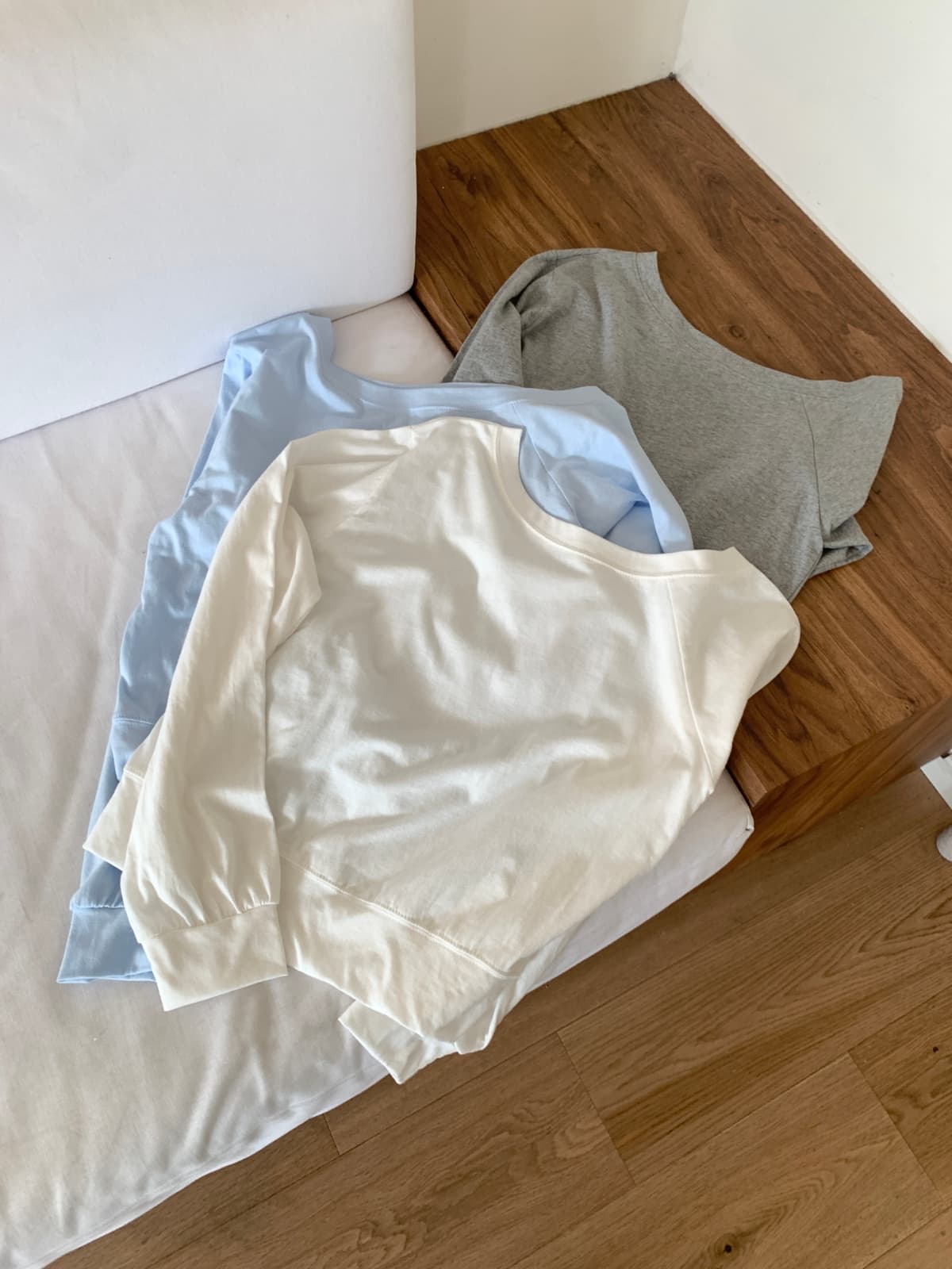 One-shoulder sleeve t-shirt - 이미지 12