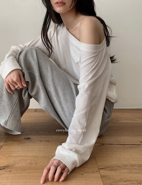 One-shoulder sleeve t-shirt - 이미지 3