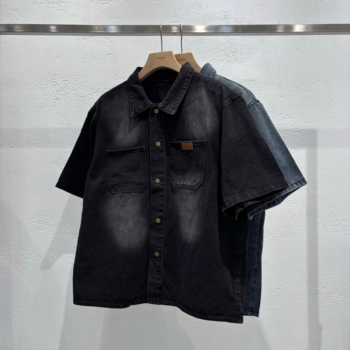 Patch denim washed short-sleeve shirt - 이미지 3